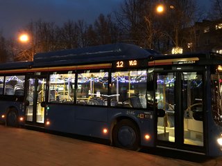 Miestą papuošė „Kalėdiniai autobusai“