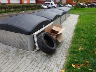 Naudotoms padangoms prie konteinerių - ne vieta!