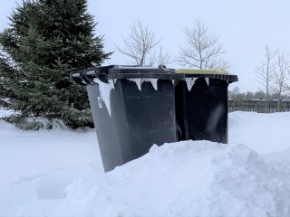 Atliekų vežėjai prašo klaipėdiečių atlaisvinti privažiavimus prie konteinerių