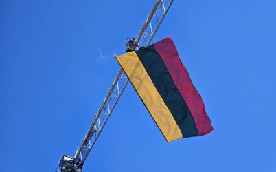Pasitinkant Valstybės dieną Klaipėdoje suplevėsavo įspūdingo dydžio vėliava