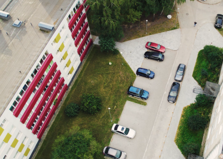 Naujos parkavimo vietos daugiabučių namų kiemuose