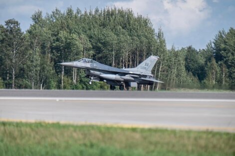 Sąjungininkų naikintuvus F-18 bei „Eurofighter Typhoon“