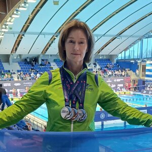 AIDA VILIMIENĖ | 2025 m. 60–64 m. amžiaus grupėje Aida pasiekė išskirtinių rezultatų plaukimo varžybose Lietuvoje ir užsienyje. Ji iškovojo daugybę aukso, sidabro ir bronzos medalių Europos, Šiaurės šalių ir nacionaliniuose meistrų čempionatuose, pagerino kelis Lietuvos rekordus, sėkmingai varžėsi atviruose vandenyse bei irklavimo varžybose, tapdama įkvepiančiu aktyvaus ilgaamžiškumo pavyzdžiu.
