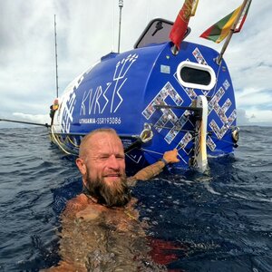 AURIMAS MOCKUS | Aurimas Mockus – pirmasis lietuvis, vienviete irkline valtimi metęs iššūkį Ramiajam vandenynui. Nors Koralų jūroje sportininką užklupusi stipri audra sutrukdė iki galo įgyvendinti planuotą maršrutą tarp JAV ir Australijos, šis žygis tapo išskirtiniu fizinės ištvermės, ryžto ir psichologinės stiprybės išbandymu.