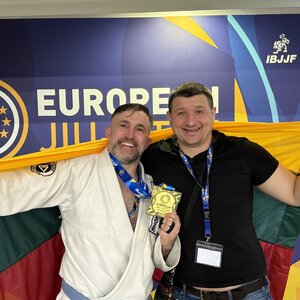 IGNAS VAIČIULIS | Treneris – Marius Rudnickas. Braziliškojo džiudžitsu atstovas, 2025 m. Lisabonoje vykusiame prestižiniame čempionate, didžiausiame Europos BJJ renginyje, Ignas, iškovojęs aukso medalį, tapo IBJJF Europos čempionu meistrų amžiaus grupėje.