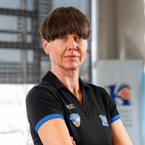LINA BRAZDEIKYTĖ | Krepšinio trenerė, 2025 metais atstovaudama V. Knašiaus krepšinio mokyklai, su savo auklėtinėmis tapo Lietuvos moksleivių lygos čempione dvejose amžiaus grupėse – Lietuvos mergaičių krepšinio čempionate U13 ir Lietuvos merginų krepšinio čempionate U14. Tais pačiais metais L. Brazdeikytė paskirta Klaipėdos LCC moterų krepšinio komandos vyriausiąja trenere, kur sėkmingai derina darbą su profesionalia komanda ir jaunosiomis V. Knašiaus KM krepšininkėmis.