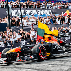 RED BULL SHOW | Aukšto meistriškumo ekstremalaus sporto renginys, vykęs Klaipėdoje Jūros šventės metu, į uostamiestį atnešęs tarptautinį „Red Bull“ renginių formatą. „Red Bull Show“ pritraukė gausų žiūrovų būrį, sujungė profesionalų pasirodymus su pramoginiu reginiu ir tapo ryškiu, miestą įkvepiančiu sporto akcentu didžiausios miesto šventės programoje.