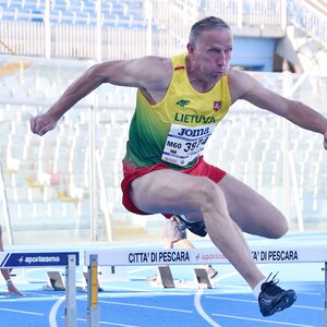 VYTAUTAS ZANIAUSKAS | 2024 m. metų pradžioje Vytautui buvo atlikta kelio sąnario operacija, ir jis dalyvauti varžybose pradėjo rugpjūtį. 2025 metais Europos meistrų čempionate Madeiroje pasiekė pasaulio rekordą dešimtkovės rungtyje ir iškovojo du aukso medalius - dešimtkovės ir 300 m barjerinio bėgimo rungtyse. Pagerino 8 Lietuvos rekordus.