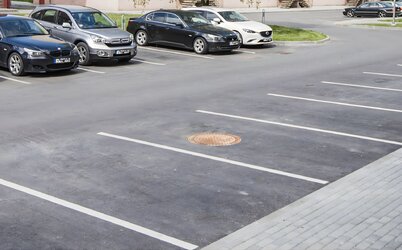 Klaipėdoje tęsiama automobilių stovėjimo vietų plėtra: pasirašytos sutartys dėl naujų aikštelių...