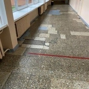 "Versmės" progimnazijos laiptinė iki ir po remonto darbų: 